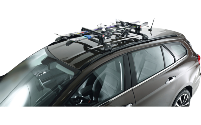 Visione parziale di una station wagon grigio-marrone vista dall'alto, con portabici montato sul tetto e due sedili visibili