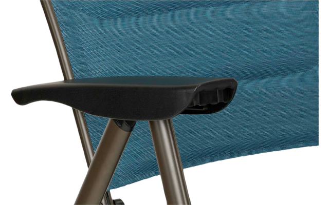 Gros plan d'un accoudoir en plastique noir fixé à une armature de chaise métallique et un dossier en tissu bleu