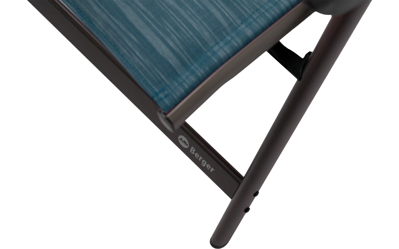 Gros plan d'une assise en tissu bleu à rayures sur une structure métallique grise avec l'inscription visible 'Berger'