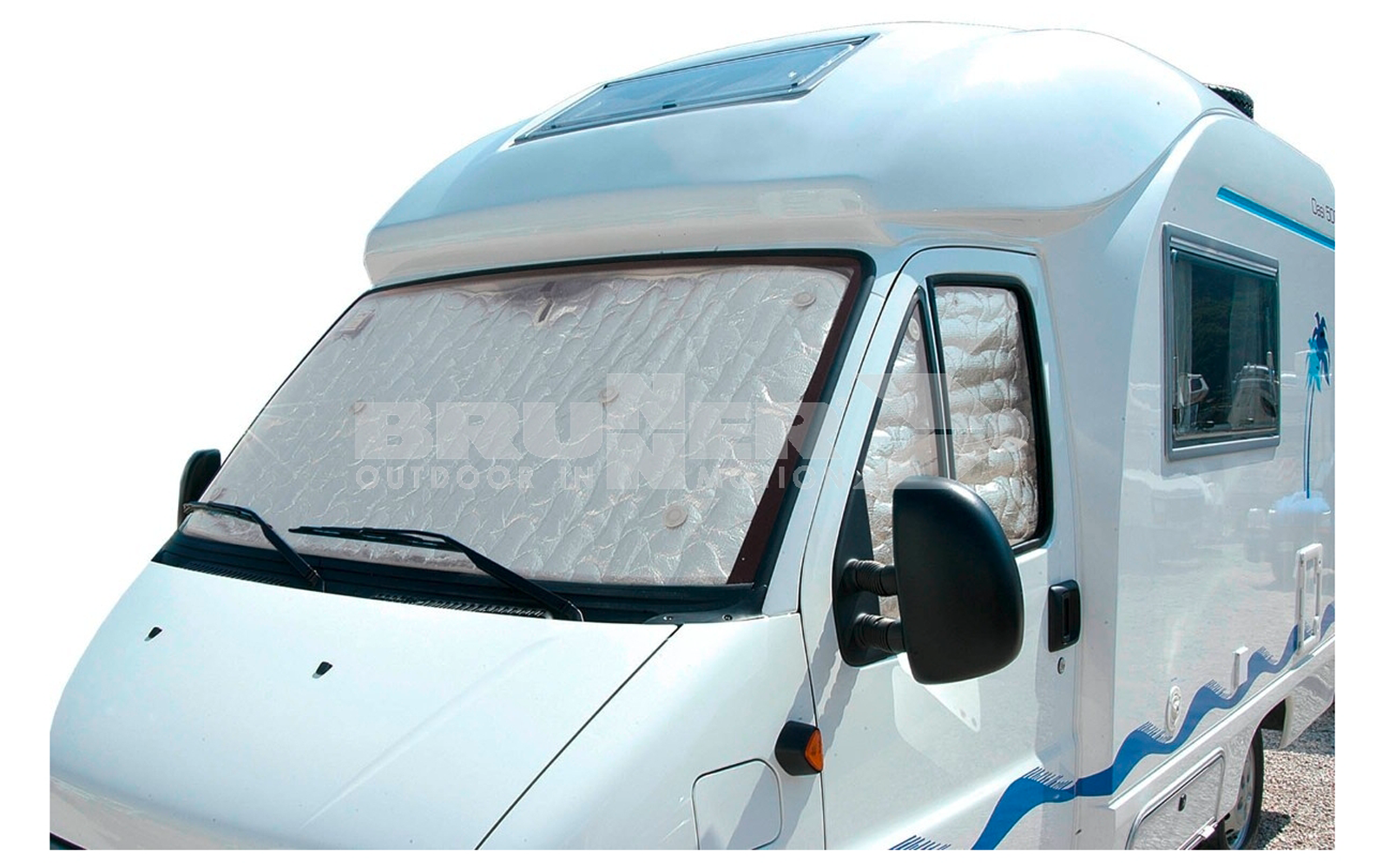 Vorderseite eines weißen Wohnmobils mit Sonnenschutz an der Windschutzscheibe