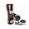 Zwei Sprühdosen (Liqui Moly Motorbike Kettenspray), eine stehend, eine liegend, daneben ein Schlüssel, ein USB‑Stick, Münzen und ein runder Deckel