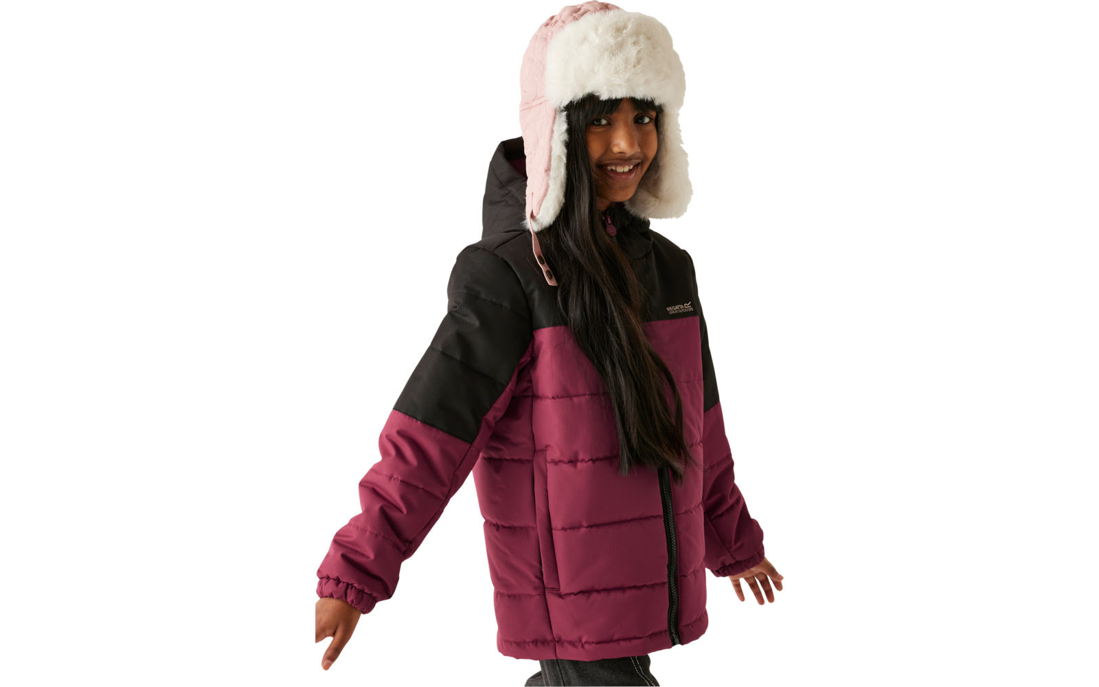 Person trägt schwarze Mütze mit weißen Ohren und pink-schwarze Jacke