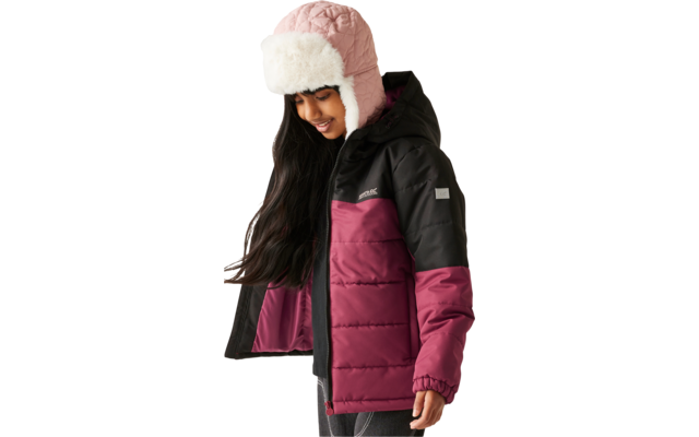 Frau in einer rosa Mütze und einer pink-schwarzen Jacke mit heruntergelassenem Reißverschluss