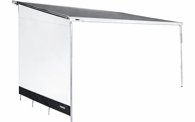 Ausgefahrene weiße Markise mit silbernem Metallgestell, seitlichem Sichtschutz mit schwarzem Streifen und zwei vorderen Stützen