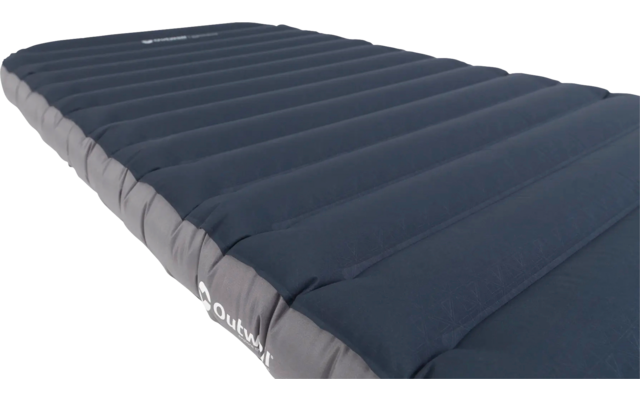 Blauw opblaasbaar slaapmatje op witte achtergrond