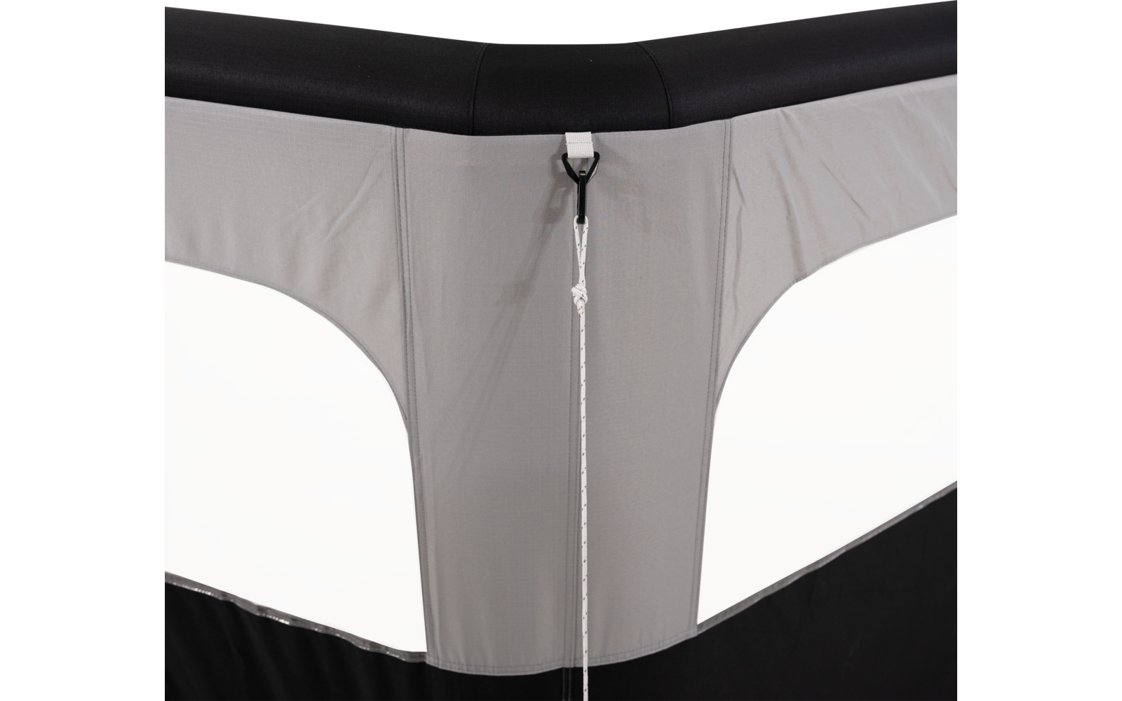 Grauer Stoffeinsatz mit schwarzem oberem Rand und zwei weißen Seitenteilen; in der Mitte ein Metallring mit befestigter Leine