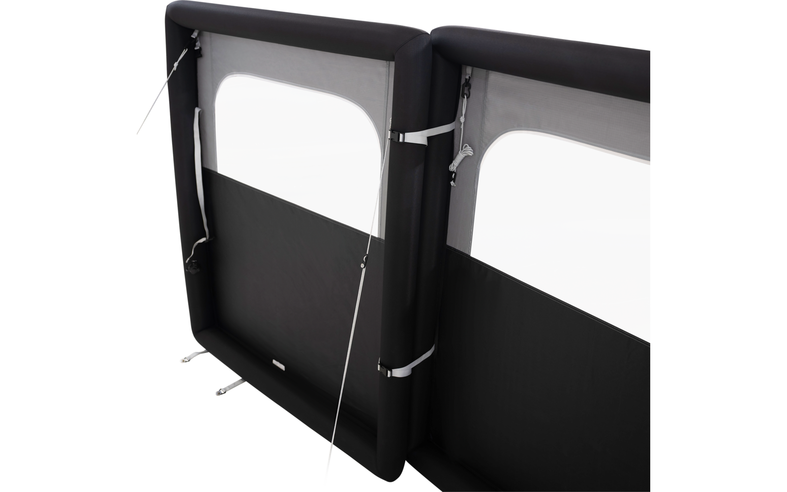 Zwei nebeneinander stehende schwarze aufblasbare Paneele mit rechteckigen transparenten Fenstern, Spannseilen und Befestigungsbändern