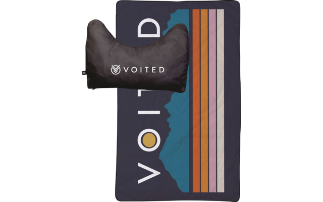 Dunkles rechteckiges Handtuch mit weißem Schriftzug "VOITED", türkisfarbener Bergsilhouette, fünf vertikalen Streifen in Orange- und Rosatönen und einem gelben Kreis; oben links liegt ein dunkles Nackenkissen mit dem gleichen Schriftzug und Emblem. H