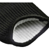 Gros plan d'un tissu tricoté noir côtelé avec bord replié, doublure intérieure blanche à texture gaufrée visible