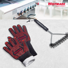 Deux gants noirs avec picots rouges et poignets blancs, inscription "WESTMARK"; à côté une brosse à grill avec trois brosses rondes en fil métallique et poignée noire; en arrière-plan des boutons de cuisinière/grill flous; en haut à droite le logo "WESTMARK"