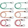 Sechs gespannte elastische Spanngurte mit Haken in zwei grünen, zwei orangefarbenen und zwei roten Farben auf weißem Hintergrund