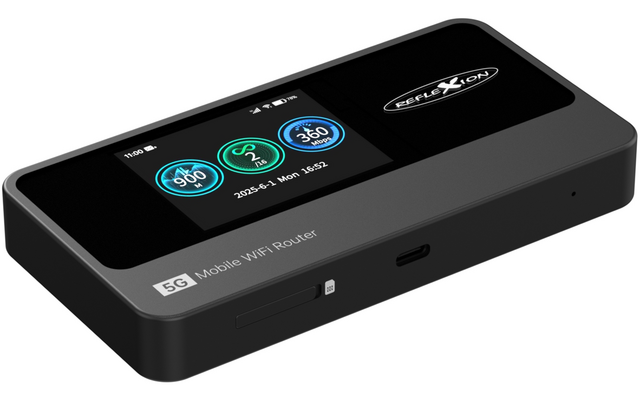 Schwarzes, rechteckiges Gerät mit abgerundeten Ecken und glänzender Oberseite. Kleines Touchdisplay mit drei kreisförmigen Symbolen und einer Zeile mit Datum und Uhrzeit. Weiße Beschriftung "5G Mobile WiFi Router" an der Vorderkante. USB‑C‑Anschluss,