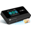 Schwarzes rechteckiges Gerät mit Bildschirm, auf dem drei blaue Kreissymbole und ein Datum angezeigt werden; Vorderseite mit Aufschrift "5G Mobile WiFi Router"; neben dem Gerät eine Nano-SIM-Karte
