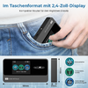 Hand schiebt kleines schwarzes rechteckiges Gerät mit Display und der Aufschrift "5G Mobile WiFi Router" in die vordere Tasche einer blauen Jeans; darunter Nahaufnahme der Gerätefront mit Bildschirm, Maßangaben 131×17×68 mm und drei runden Icons mit 