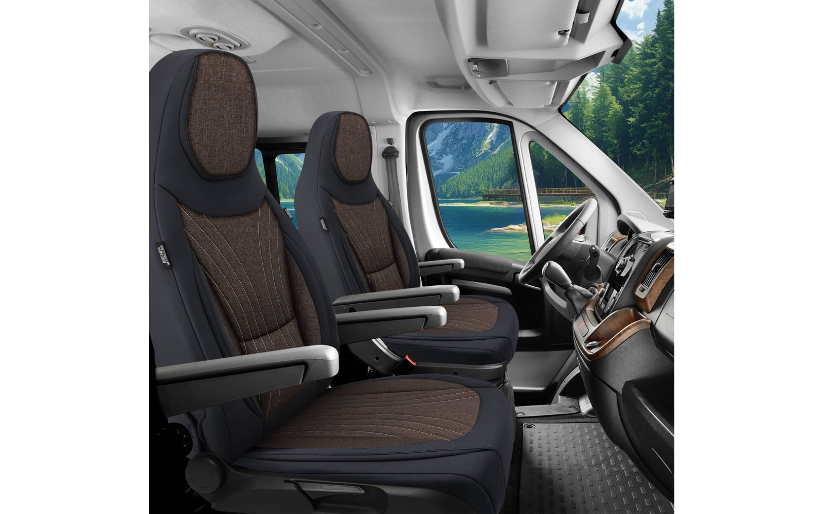 Innenraum eines Fahrzeugs mit zwei braunen Polstersitzen mit Armlehnen, Lenkrad und Armaturenbrett; durch die Scheibe sichtbar ein See, Wald und Berge