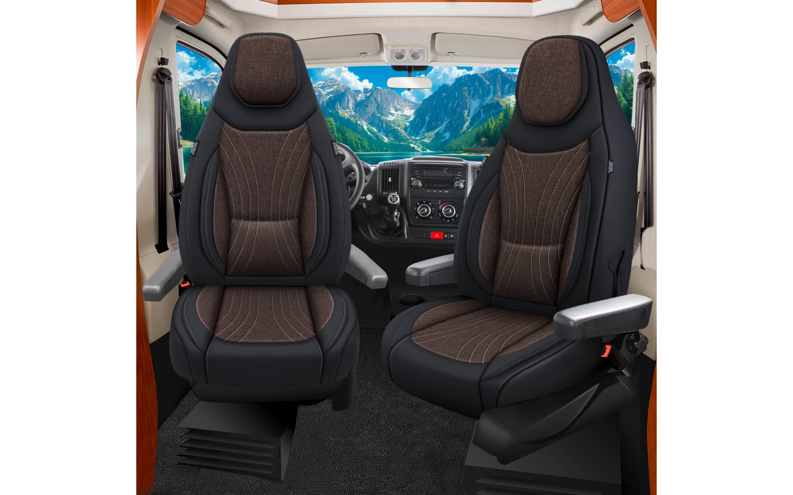 Zwei vordere Fahrzeugsitze mit brauner Polsterung und Armlehnen, Lenkrad und Armaturenbrett, Frontscheibe mit Berglandschaft und blauem Himmel