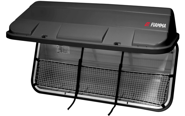 Dunkelgrauer, rechteckiger Kasten mit aufklappbarem Deckel, Fiamma-Logo oben rechts, vorderer Gittereinsatz und zwei herabhängende Stoffriemen