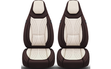 Deux housses de siège auto brun-beige avec panneaux centraux beige clair rembourrés et surpiqûres, côte à côte sur fond blanc