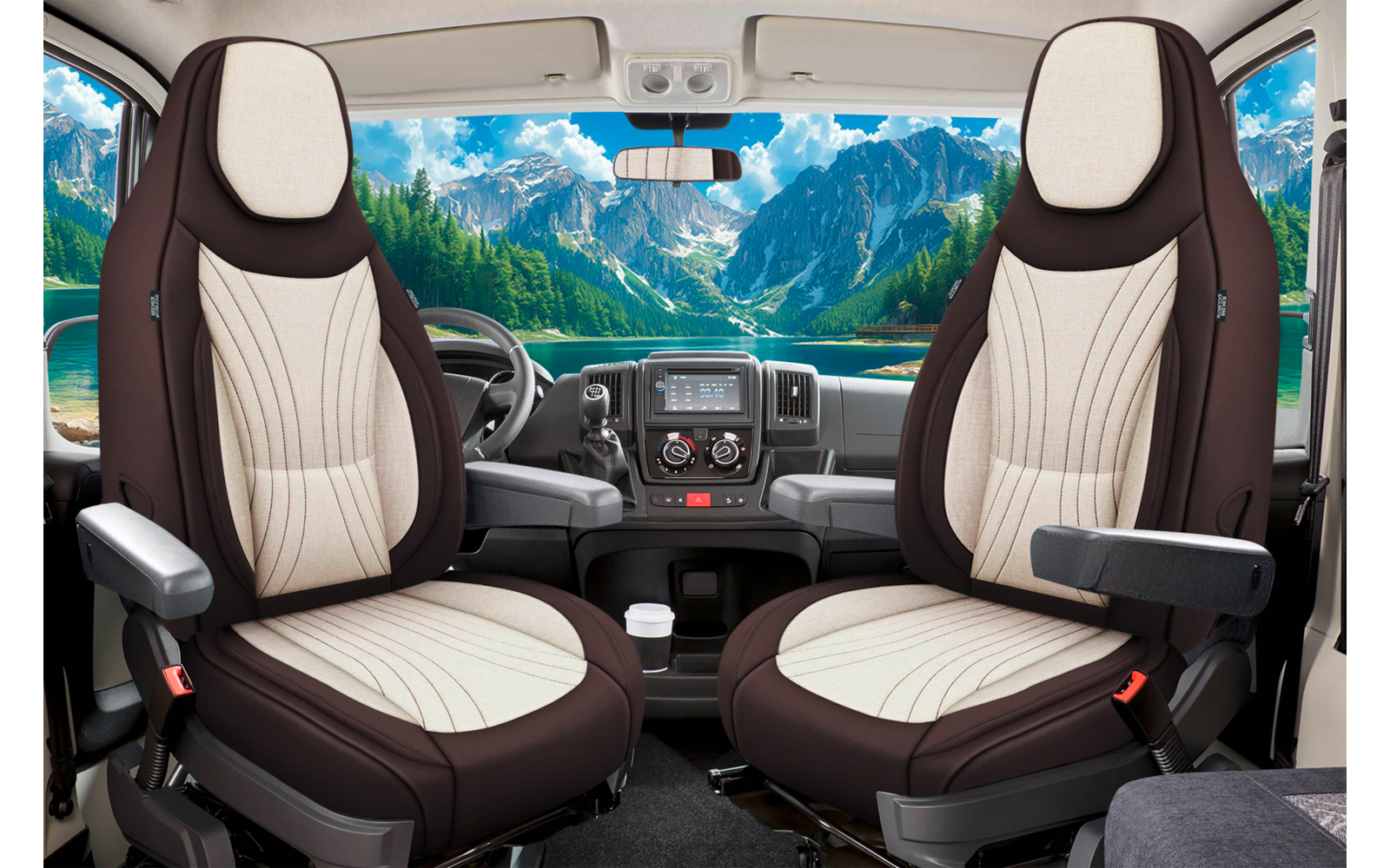 Innenraum eines Fahrzeugs mit zwei beige-braunen Vordersitzen mit Armlehnen, Lenkrad, Armaturenbrett und Windschutzscheibe; durch die Scheibe Berglandschaft mit See und blauem Himmel