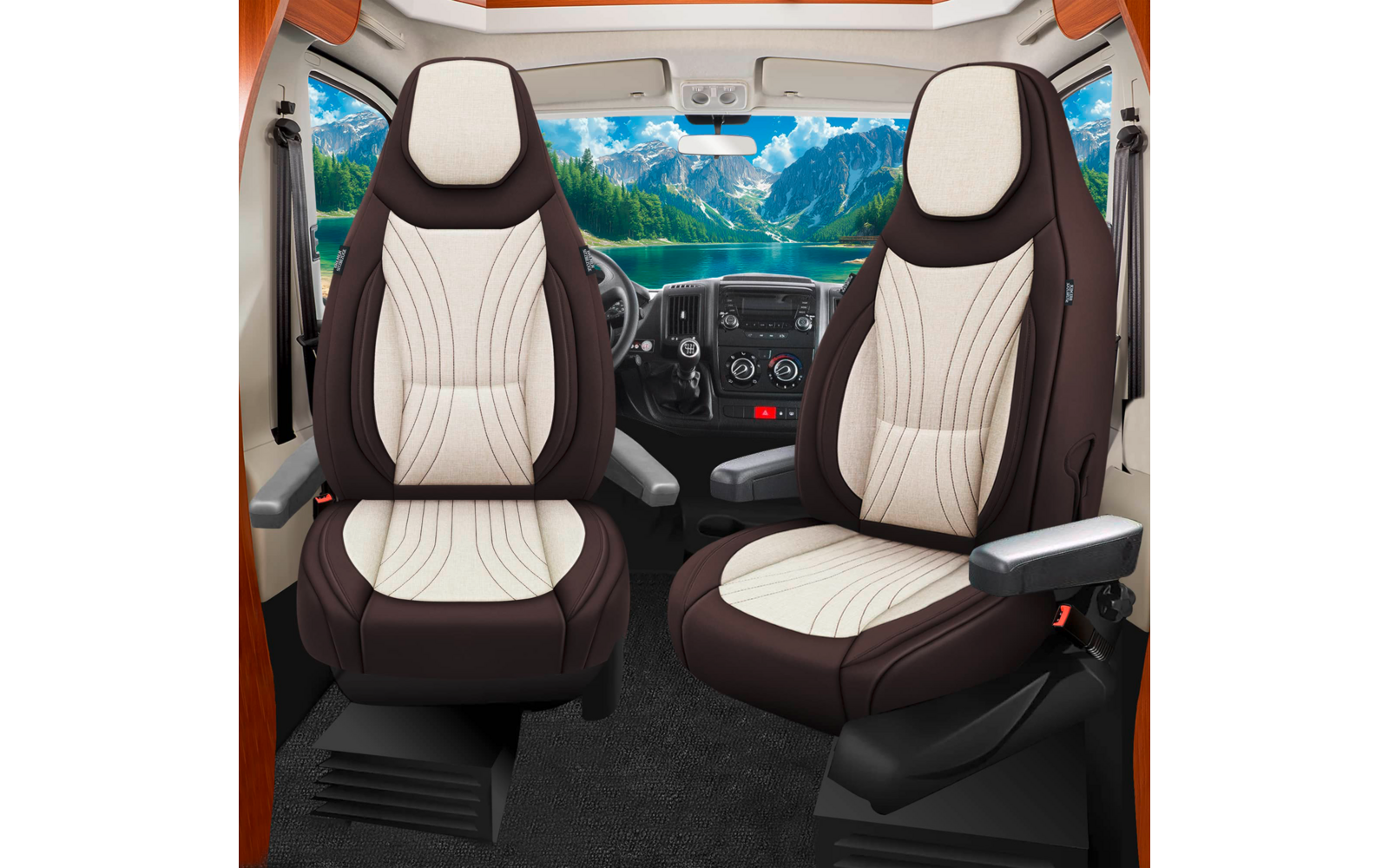 Zwei braun-beige Sitze mit Kopfstützen und Armlehnen, Armaturenbrett mit links stehendem Lenkrad und Mittelkonsole, große Frontscheibe mit Blick auf Bergsee, Wald und Berge, schwarzer Teppichboden, oranger Türrahmen