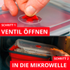 Zweigeteiltes Bild: oben Hand öffnet rotes Ventil auf transparentem Kunststoffdeckel; roter Balken mit weißem Text 'SCHRITT 1 VENTIL ÖFFNEN'. Unten Hand setzt Deckel auf roten rechteckigen Behälter mit Reis in einer Mikrowelle; roter Balken mit weiße