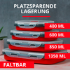 Vier gestapelte rote Vorratsbehälter mit transparenten Deckeln; sichtbare Beschriftungen '400 ML', '600 ML', '850 ML', '1350 ML', 'PLATZSPARENDE LAGERUNG' und 'FALTBAR'; grauer Hintergrund, kleine Topfpflanze links