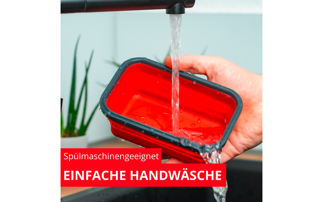Hand hält roten rechteckigen Behälter unter fließendem Wasser aus einem Wasserhahn über einem Spülbecken; Topfpflanze im Hintergrund; rotes Banner mit weißem Text 'Spülmaschinengeeignet' und 'EINFACHE HANDWÄSCHE'