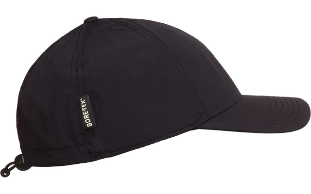 Schwarze Baseballkappe mit gebogenem Schirm und kleinem Textetikett an der Seite
