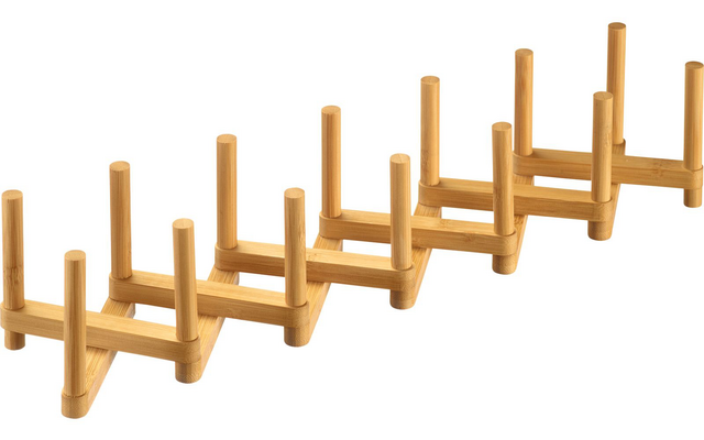 Disposizione allungata di listelli in legno marrone chiaro con più perni rotondi verticali su sfondo bianco