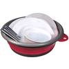 Récipient rond rouge avec bord gris, eau savonneuse avec mousse, deux assiettes blanches, un bol blanc et des couverts (fourchette et cuillère)