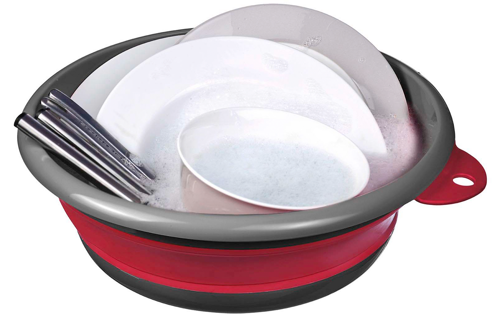 Récipient rond rouge avec bord gris, eau savonneuse avec mousse, deux assiettes blanches, un bol blanc et des couverts (fourchette et cuillère)