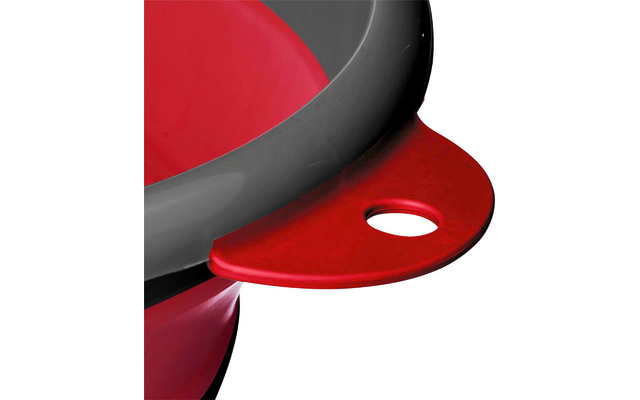 Gros plan d'un bord rouge et gris avec une languette rouge percée d'un trou ; en bas texte imprimé : 'mit Aufhängevorrichtung | with suspension device'