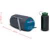 Opgerolde donkergrijze slaapzak in een blauwe opbergzak met 'Robens'-logo links; rechts een zwarte drinkfles met groene schroefdop en maataanduiding; rode maatpijlen en cijfers naast de slaapzak