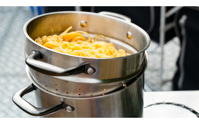 Dampfgarer mit Nudeln, der Dampf steigt auf