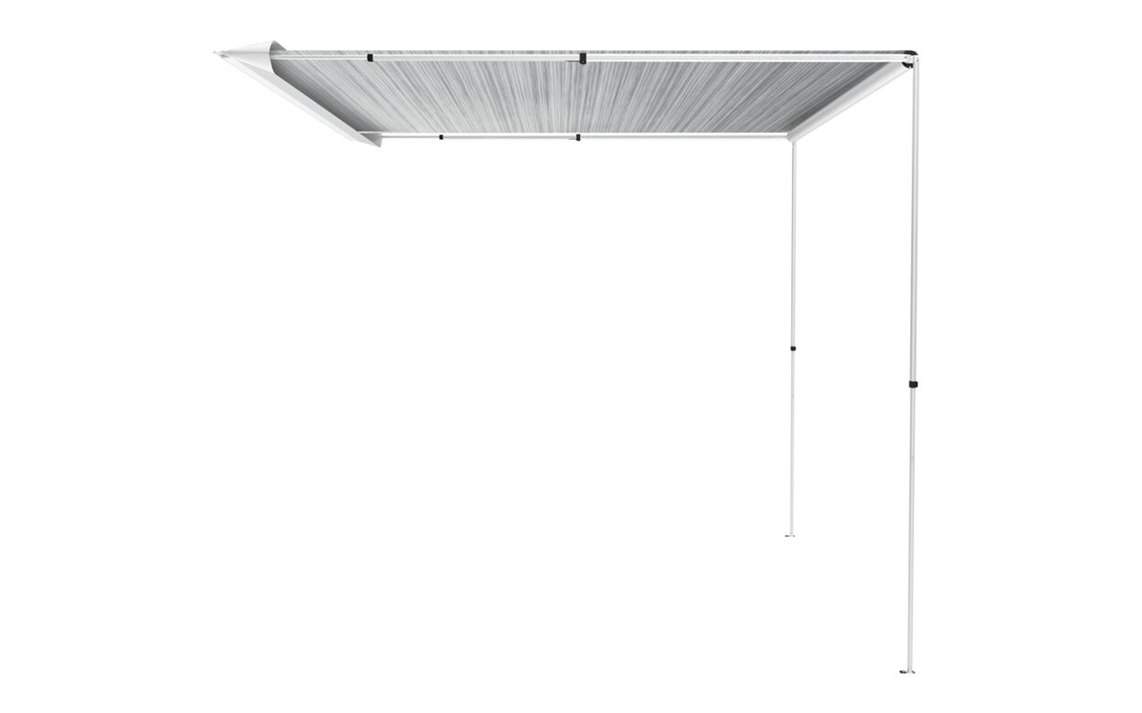 Ausgefahrene weiße Markise mit hell gestreiftem Tuch und zwei schlanken Stützpfosten rechts vor weißem Hintergrund