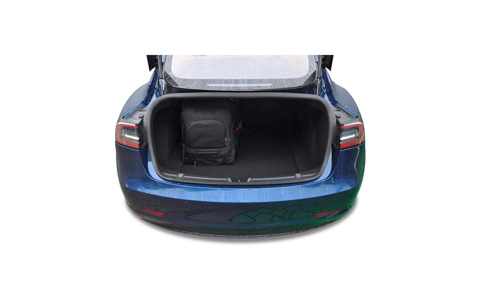 Coffre ouvert d'une voiture bleue avec un sac à dos noir à l'intérieur, côté gauche