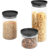 Drie doorzichtige plastic containers met zwarte deksels, gevuld met kikkererwten, cashewnoten en amandelen