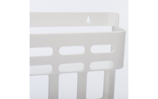 Witte kunststofmand met horizontale ovale openingen en een ophanggat bovenaan tegen een witte achtergrond