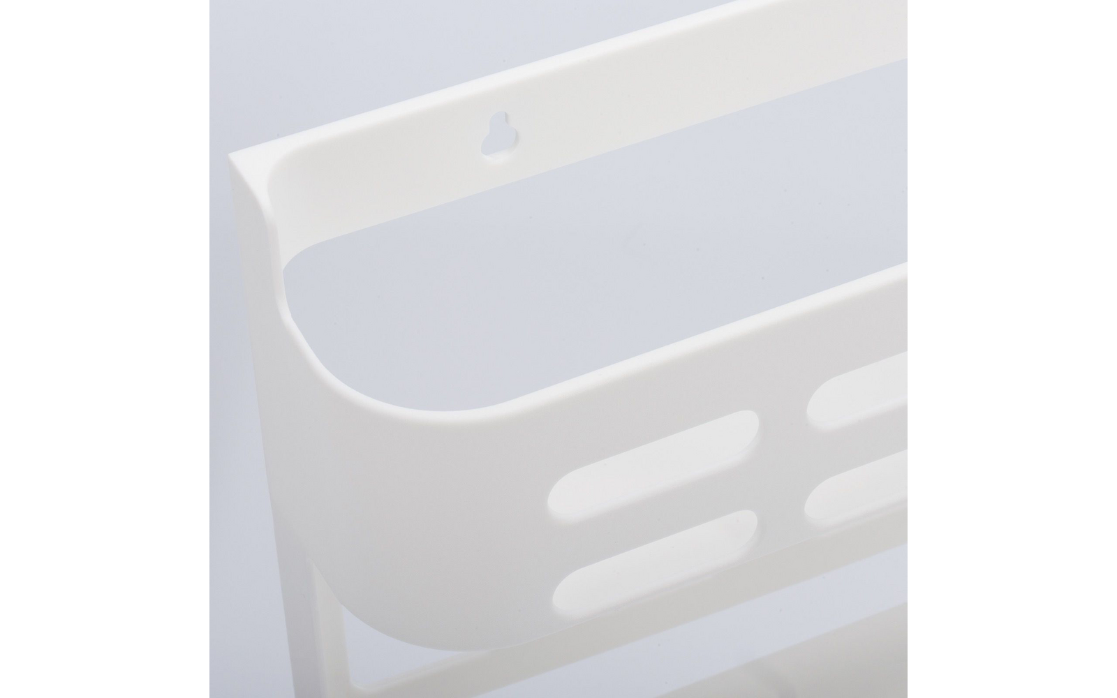 Witte kunststofplank met afgeronde hoek, langwerpige openingen en een ophanggleuf aan de bovenrand