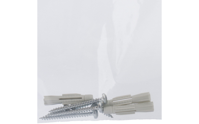 Twee metalen schroeven en drie grijze kunststof pluggen op een lichte achtergrond, deels in een transparante plastic zak