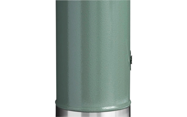 Grüne hohe Thermosflasche mit Edelstahltasse als Deckel, seitlichem Griff und Stanley-Logo vorne