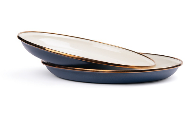 Twee ovale keramische kommen, wit binnen, blauw buiten met gouden rand, opgestapeld