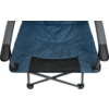 Blauer Campingstuhl mit Armlehnen, auf weißem Hintergrund