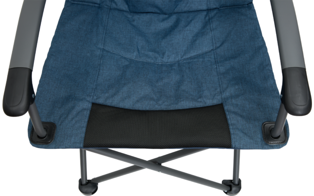 Blauer Campingstuhl mit Armlehnen, auf weißem Hintergrund