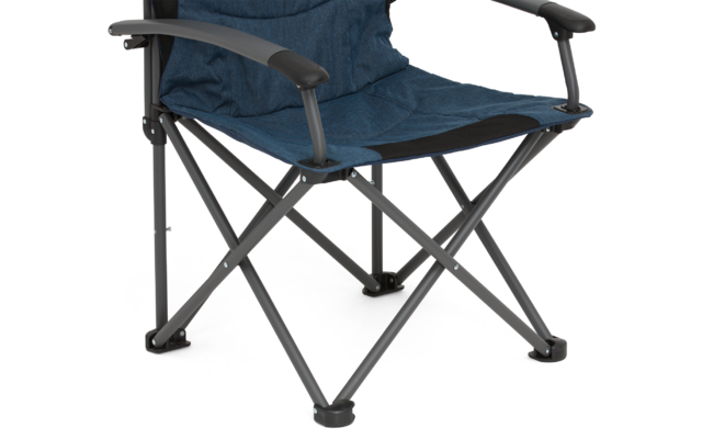 Faltstuhl mit blauem Stoffsitz, schwarzen Armlehnen und grauem Metallgestell mit gekreuzten Beinen und Kunststofffüßen