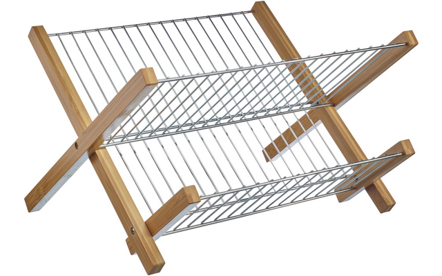 Escurreplatos plegable de dos niveles con estructura de madera clara, dos rejillas metálicas plateadas y patas inclinadas