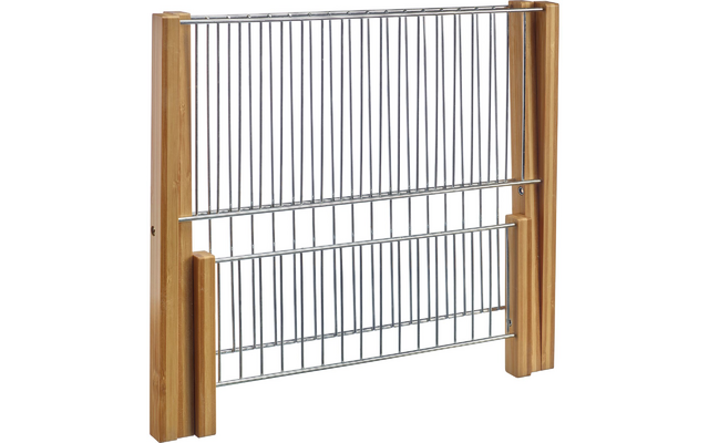 Marco de madera con dos rejillas metálicas apiladas de varillas verticales y dos postes verticales de madera