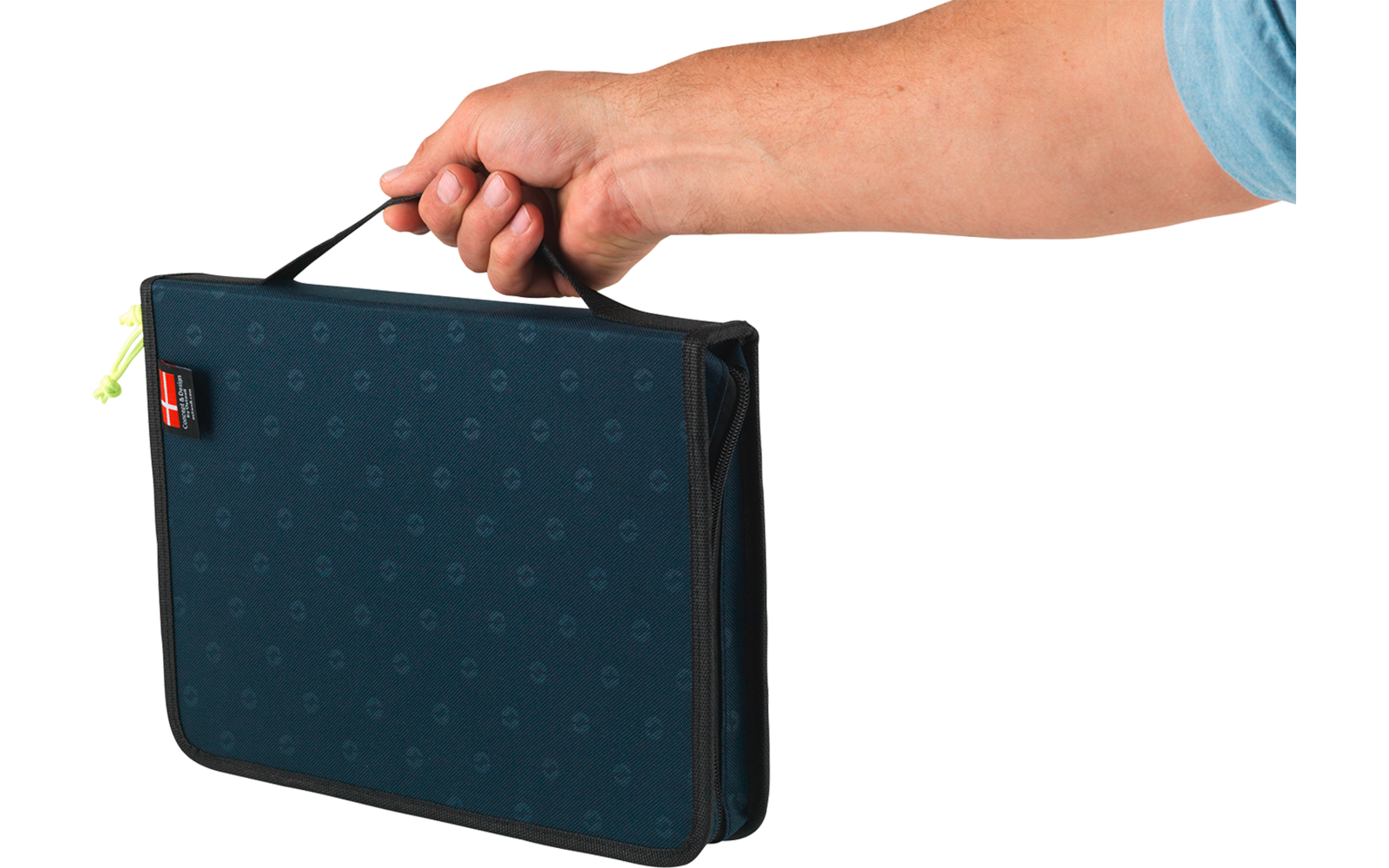 Hand die een gesloten zwarte aktetas met grijze stippen vasthoudt