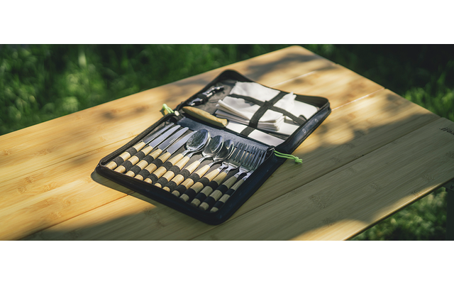 Zwarte metalen kas organizer met meerdere kleine vakken gevuld met verschillende insecten, geplaatst op een lichte houten tafel in zonlicht