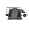 Camper bianco a destra; davanti una tenda/veranda grigia con ingresso arrotondato, pannelli laterali scuri e tiranti gialli tesi